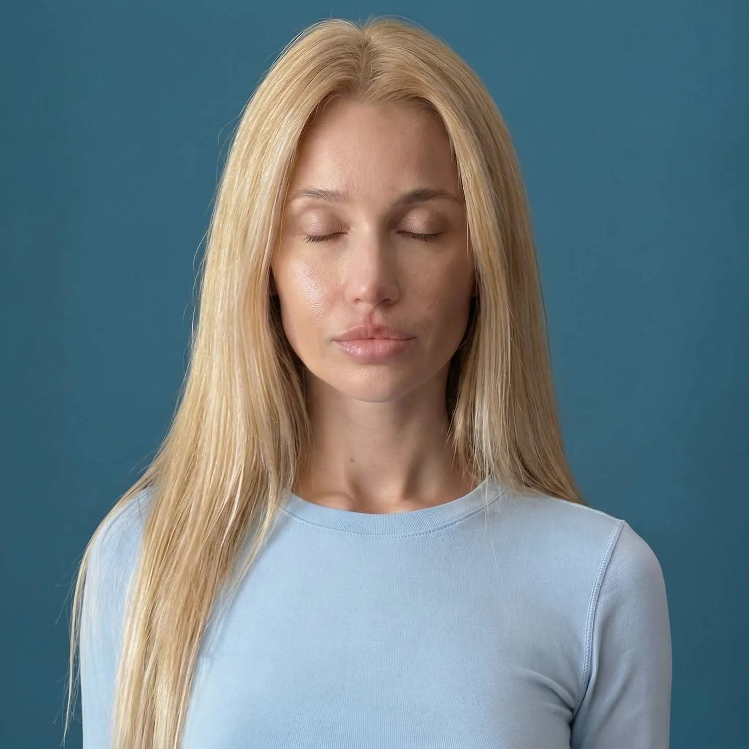 Woman with eyes closed, cover of Gluvy's mindful breathing session