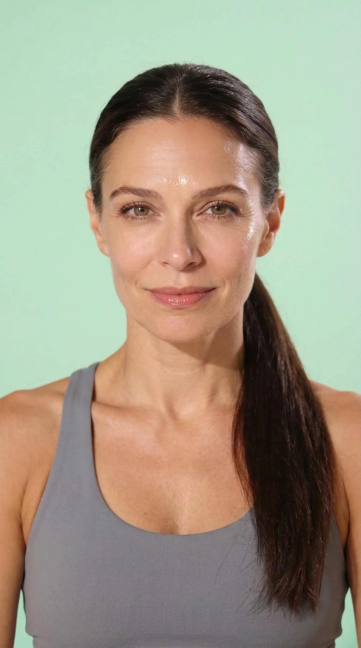 Woman on a mint background, cover of Gluvy's acne and large pores guide